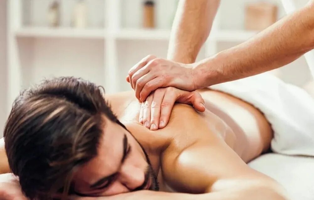 Massage guy. Массаж мужчине. Спа массаж. Массаж для мужа дома. Массаж в 4 руки мужчине.