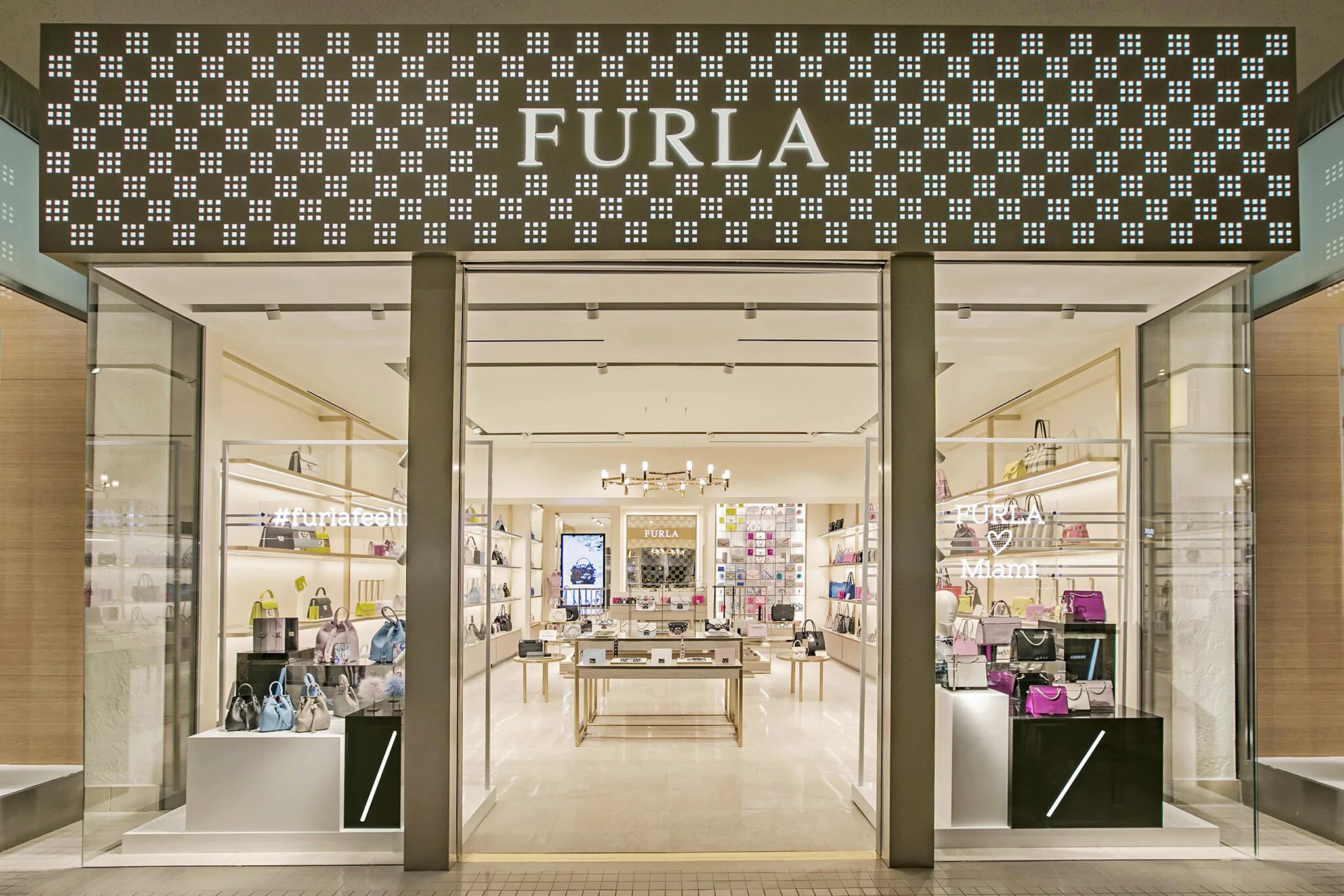 Сумки stores. Furla аутлет белая дача. Бренд фурла. Furla ГУМ. Фурла магазин.