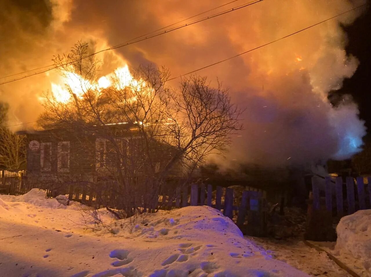 Валдай пожар. Горящий дом. Пожар в городе. Пожар в доме. В городе сгорел дом