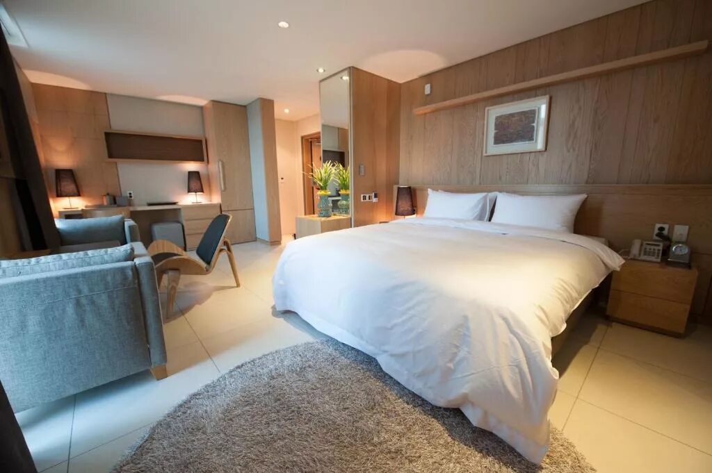 Seoul plaza hotel. Мотель в корее. Отель кореянки. Отель в сеуле. Herapalace корея отель.
