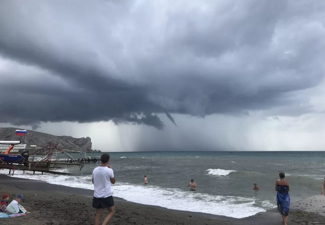 Шторм в крыму 26 ноября. Торнадо в феодосии 2018. феодосия смерч 2025. торнадо в крыму. крым шторм феодосия.