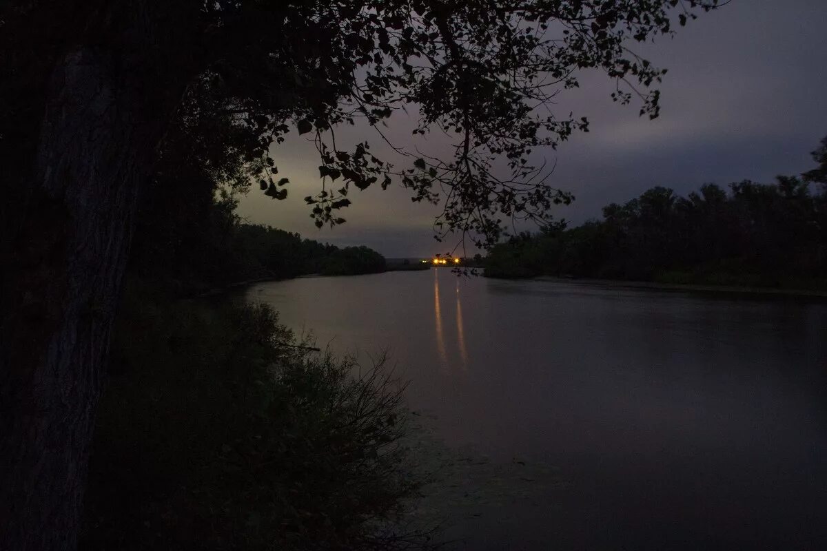 Ночная река слова. Речка ночью. Река ночью. Берег реки ночью. Ночь на берегу реки.
