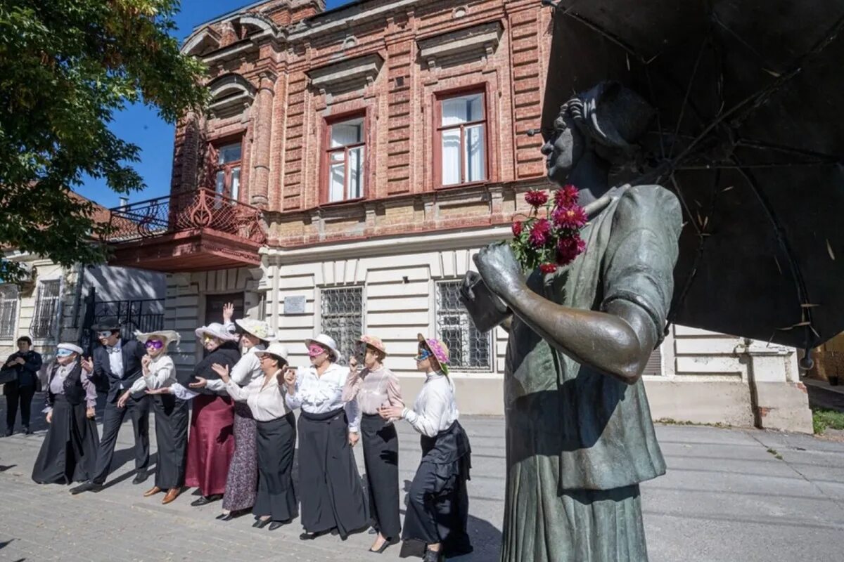 Музей Фаины Раневской в Таганроге. Памятник Раневской в Таганроге. Дом музей Раневской в Таганроге. Памятник Фаины Раневской в Таганроге.