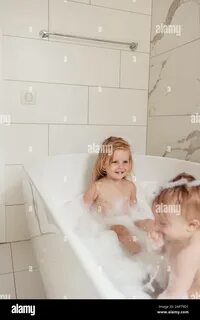 Пришла к брату в ванную