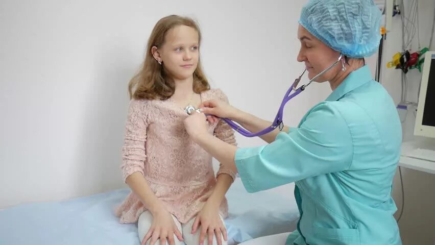 Осмотр юной девушки. Осмотр девочек. осмотр девочек у врача. девочки у детского гинеколога. детский медосмотр у гинеколога.