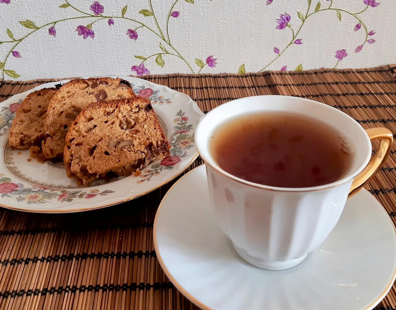 Чай пью с печеньями. Чай с печеньем. Чай и пирожное. Чай домашний. Маффин с чаем.