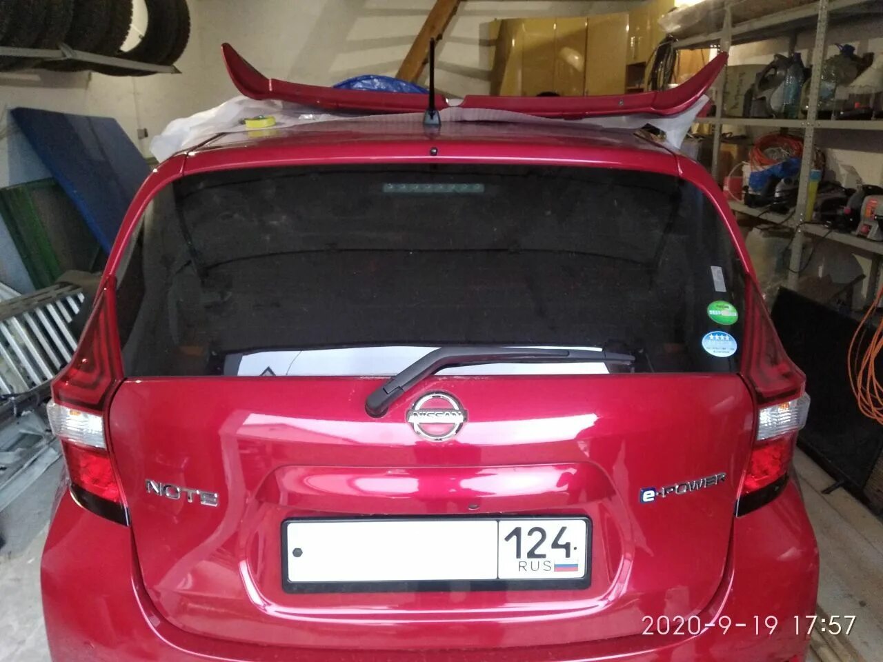 Спойлер ниссан ноут е12. Nissan note e12 спойлер. Ниссан ноут е12 серебристый со спойлером черным. Nissan note e12. Nissan note e12 e power спойлер.