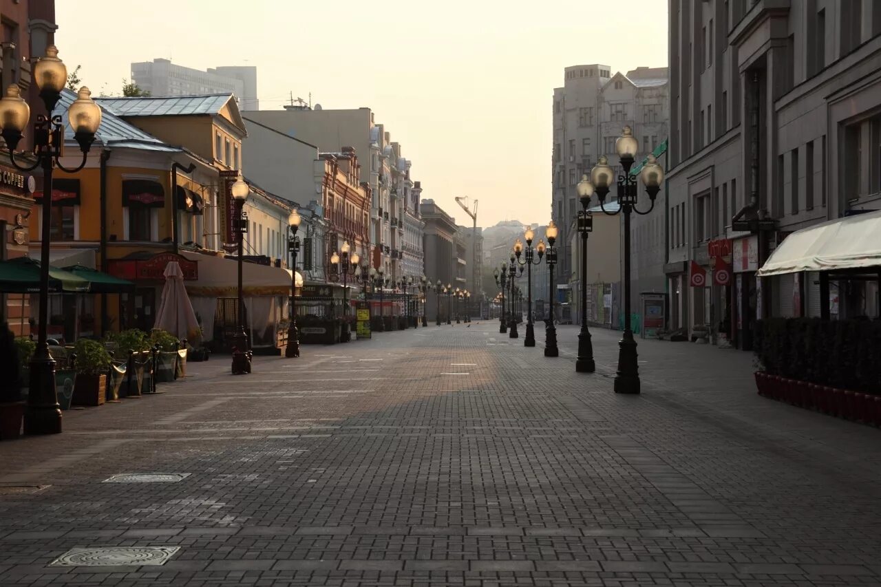 Стильные улицы москвы. Арбат пешеходная улица. Арбат Москва. Город Москва улица Арбат. Арбат старый город.