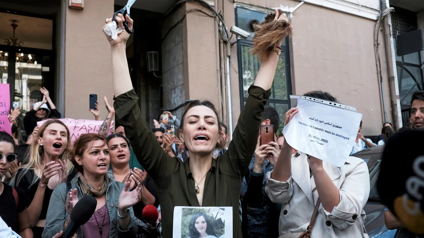 Последние новости про иран. Протесты в Иране Махса амини. Протесты в Иране 2022 женщины.