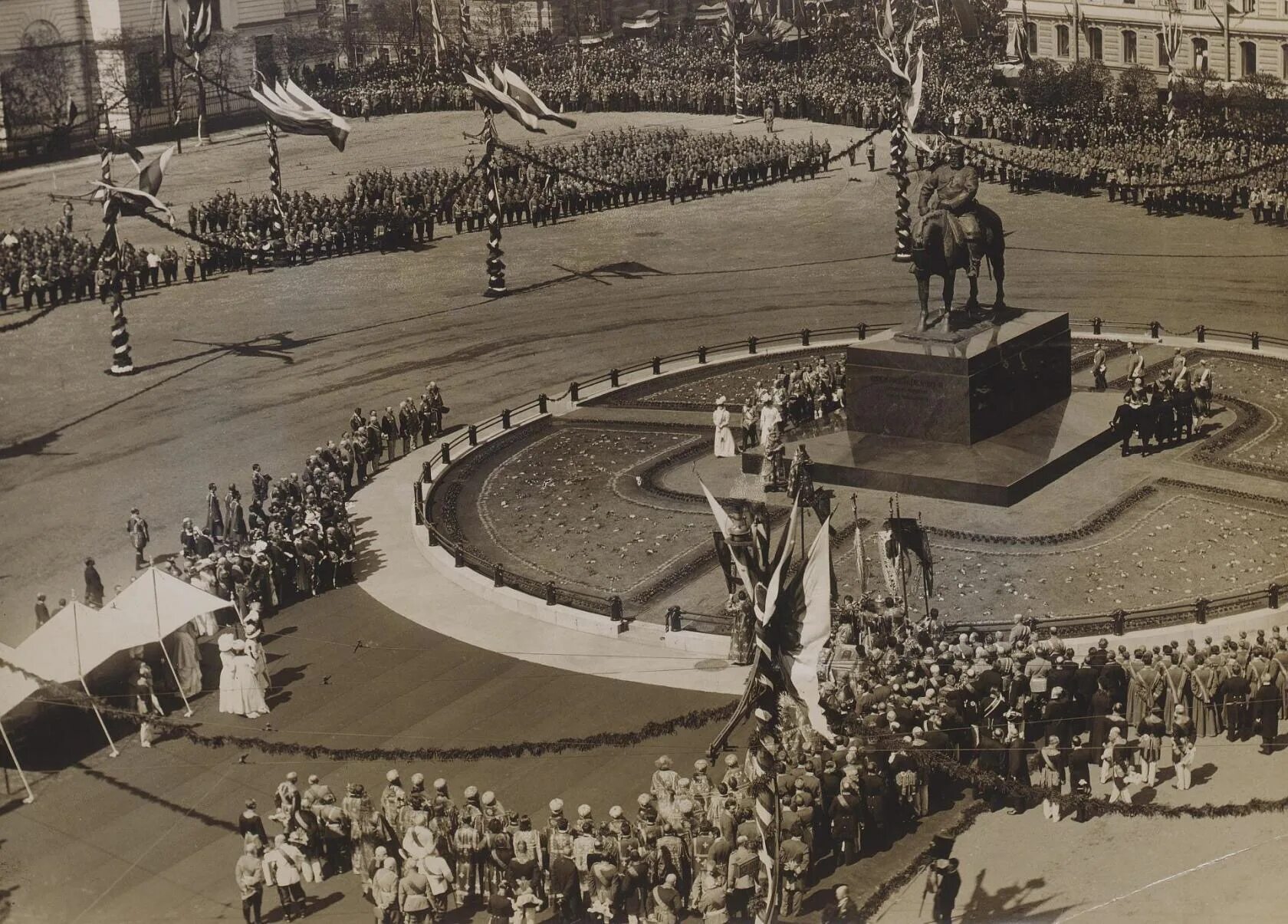 Памятник александру 3 год. Памятник Александру 3 в Санкт-Петербурге 1909. Памятник императору Александру III на Знаменской площади. Памятник Александру 3 на площади Восстания. Памятник Александру III В Петербурге (1909, бронза)..