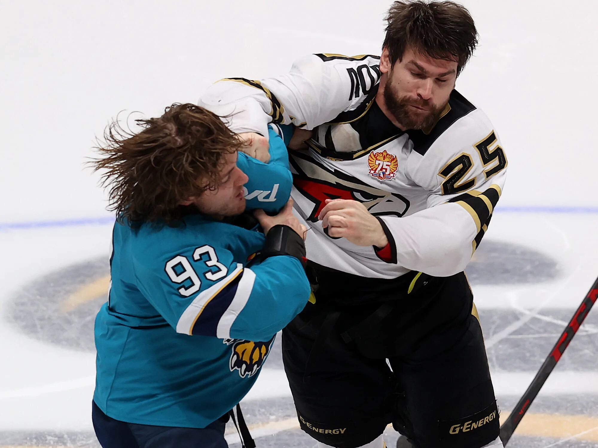 Авангард вбрасывание. Хк сочи драка. Драка авангард. Драка авангард. Драка авангард.