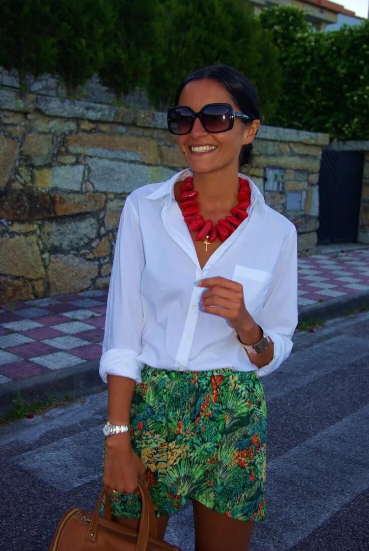 This blouse goes well the skirt. Красивые девушки рыжие в юбке. Бусы с блузкой. This blouse goes well the skirt. Серые колготки.