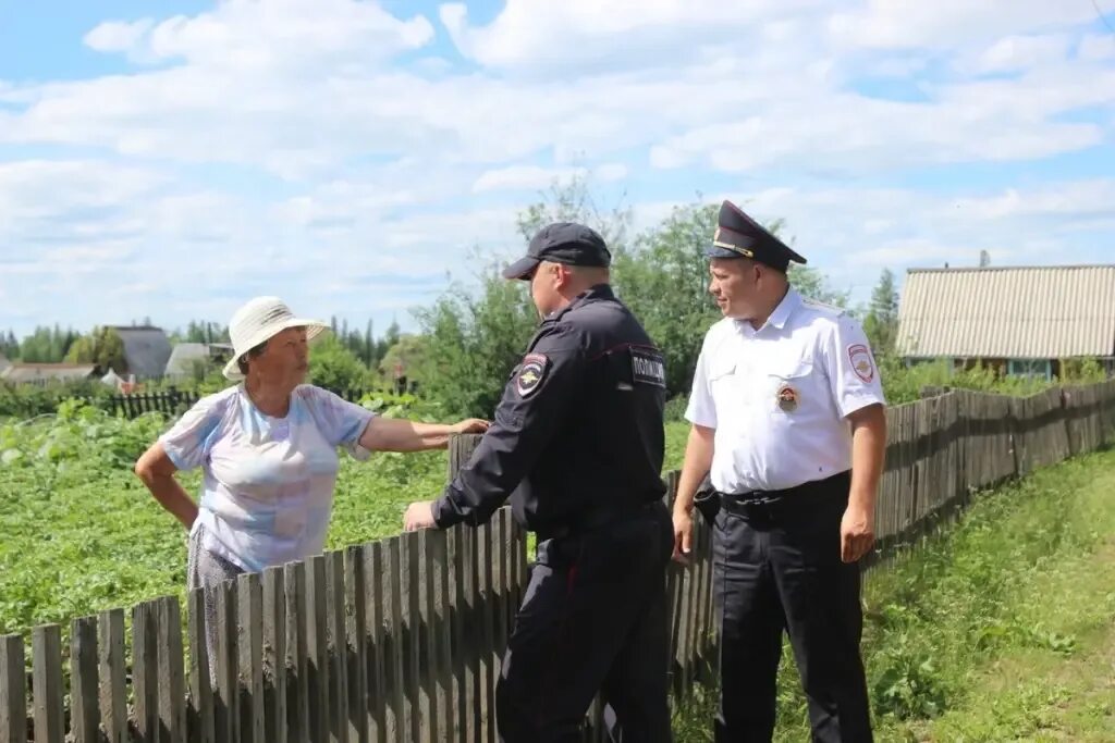 Новые законы для дачников в 2025. Полиция на даче. полицейский на земельном участке. штрафы для дачников. штрафы для дачников картинки.