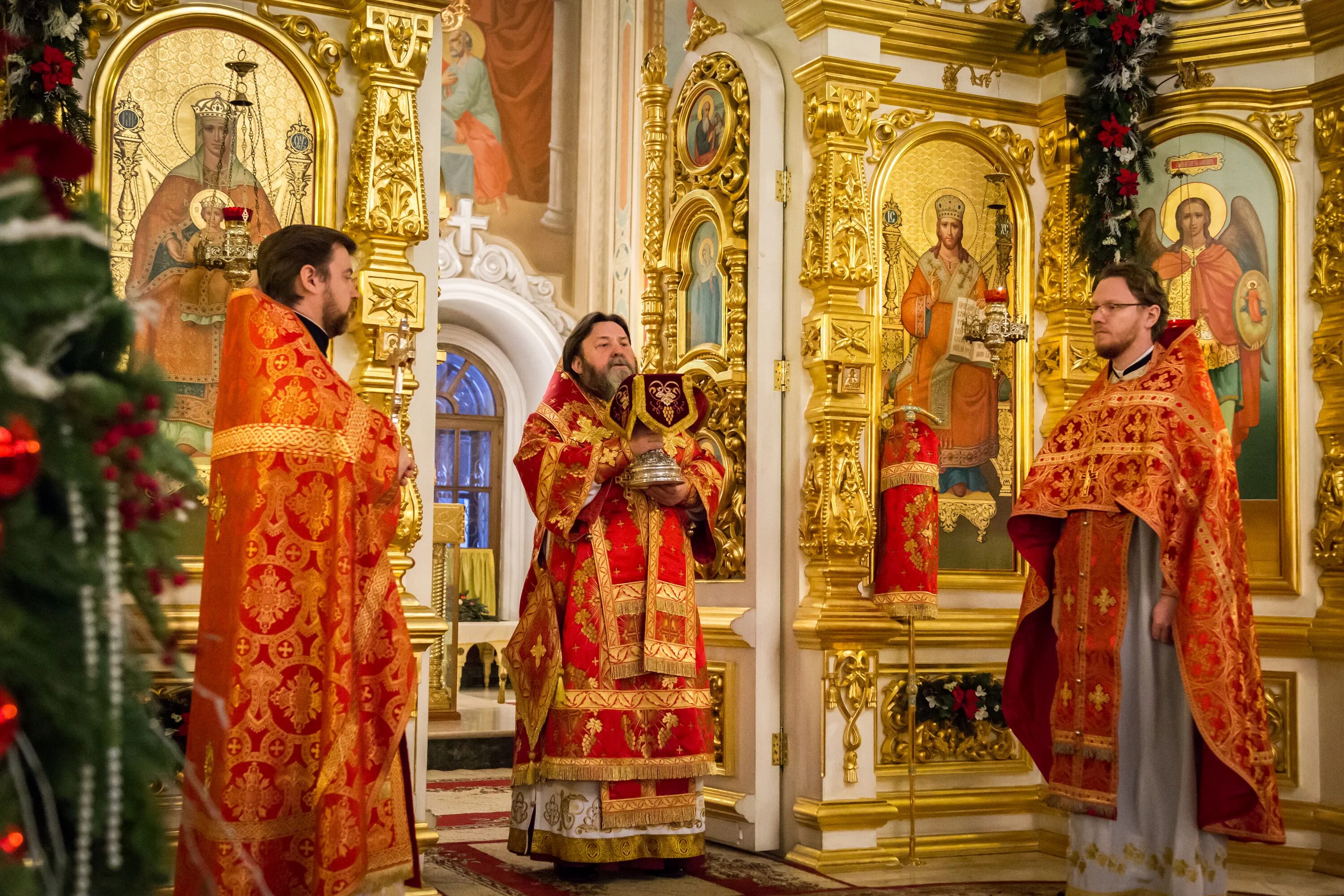 Богослужение в свято мих ижевск. Богослужения в михайловском соборе. Храм михайловский кемерово. Свято михайловский собор ижевск пасха. Митрополит викторин ижевский и удмуртский расписание богослужений.