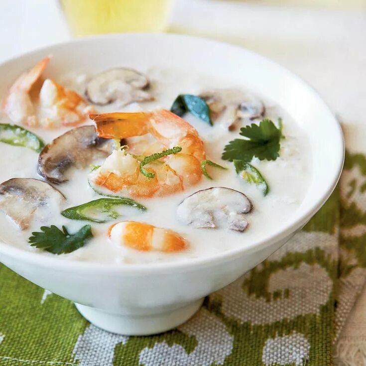 суп том кха морепродукты. кокосовый суп с креветками и грибами. суп с креветками. кокосовый суп с креветками и грибами. эрвин том ям суп.