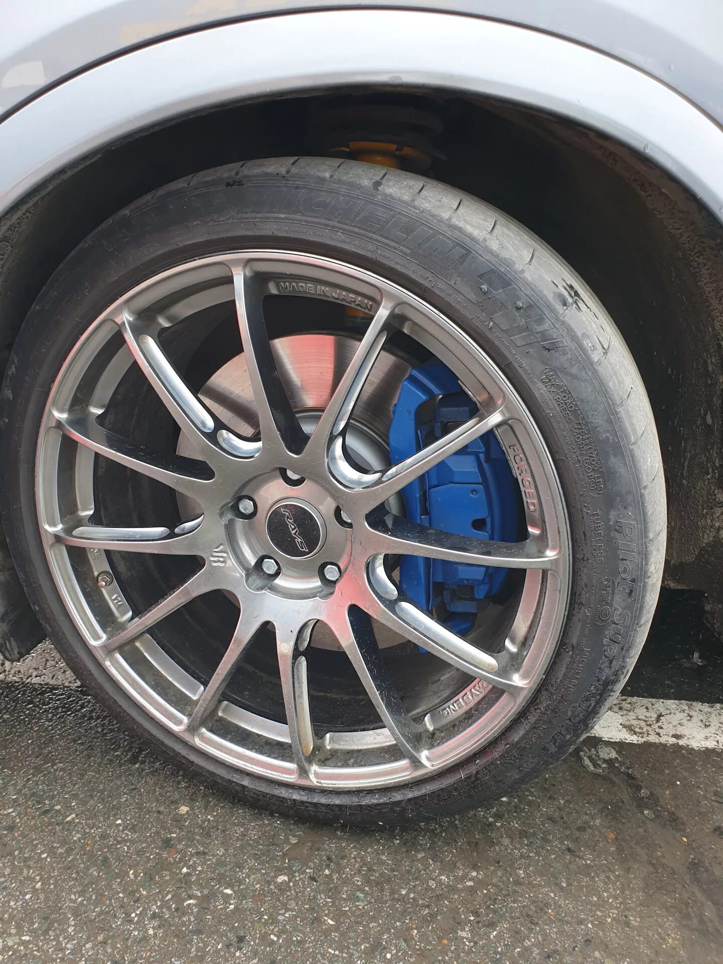 Суппорта f10. Bmw f10 синие суппорта. тормоза 550 f10. суппорта m5 f10. суппорта porsche на 374 диск bmw.