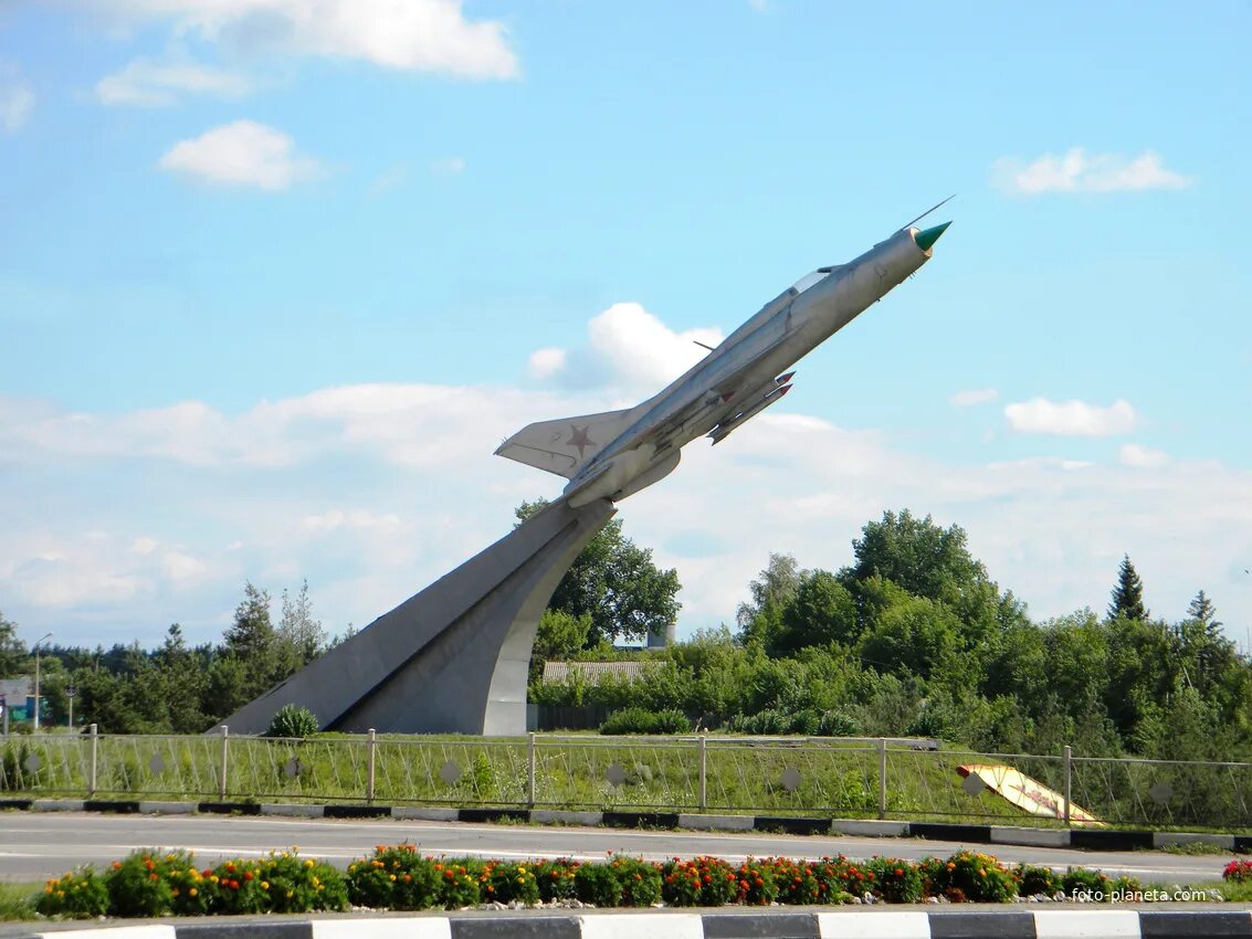 Памятник самолет Волоконовка Белгородская область. Поселок Волоконовка Белгородская область. Волоконовка самолет памятник. Памятник самолет Белгород самолет Волоконовка. Автовокзал волоконовка