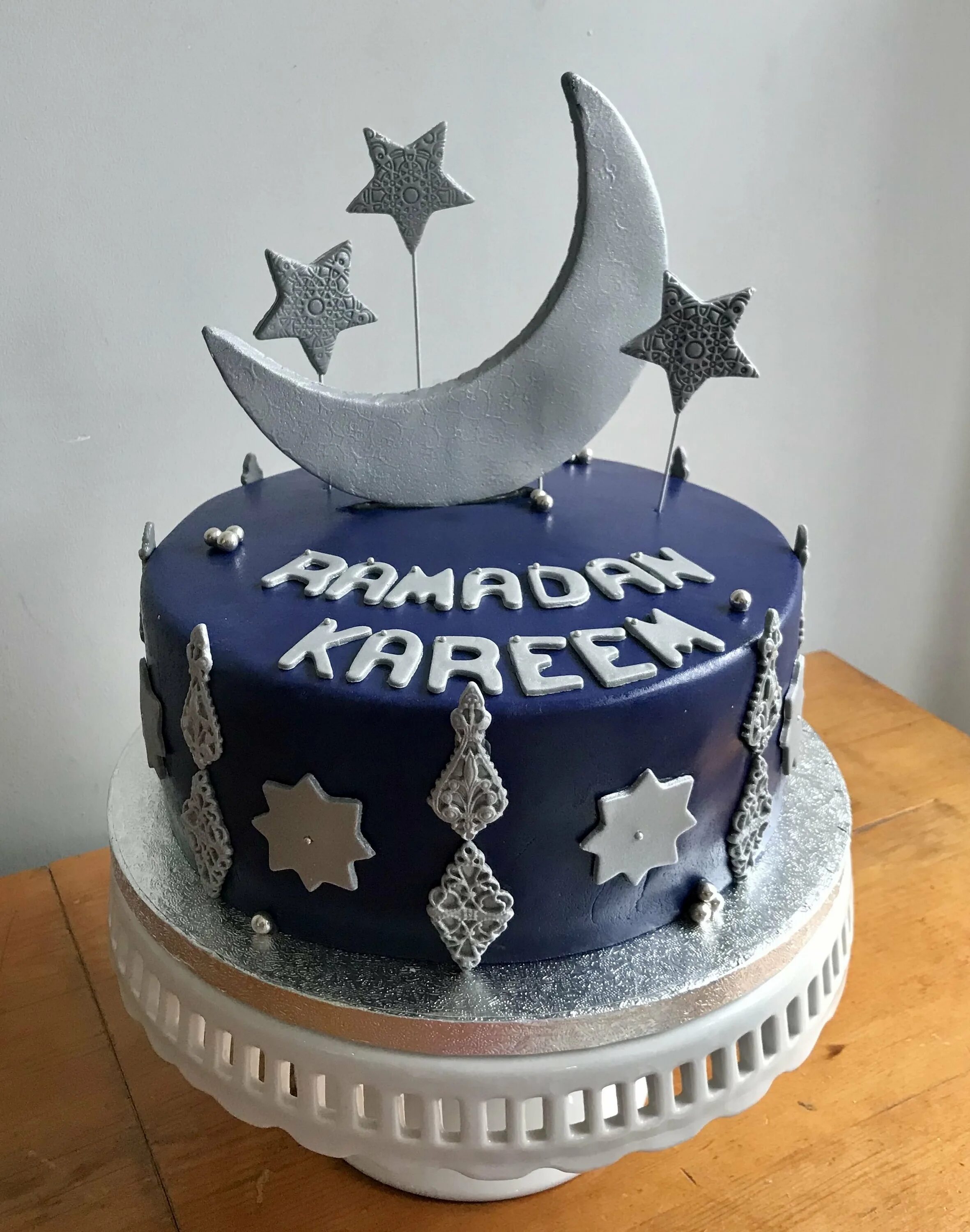 Торт на уразу. Торт Рамадан мубарак. Торт мечеть. Торт с мусульманской тематикой. Торт с короной для мальчика.