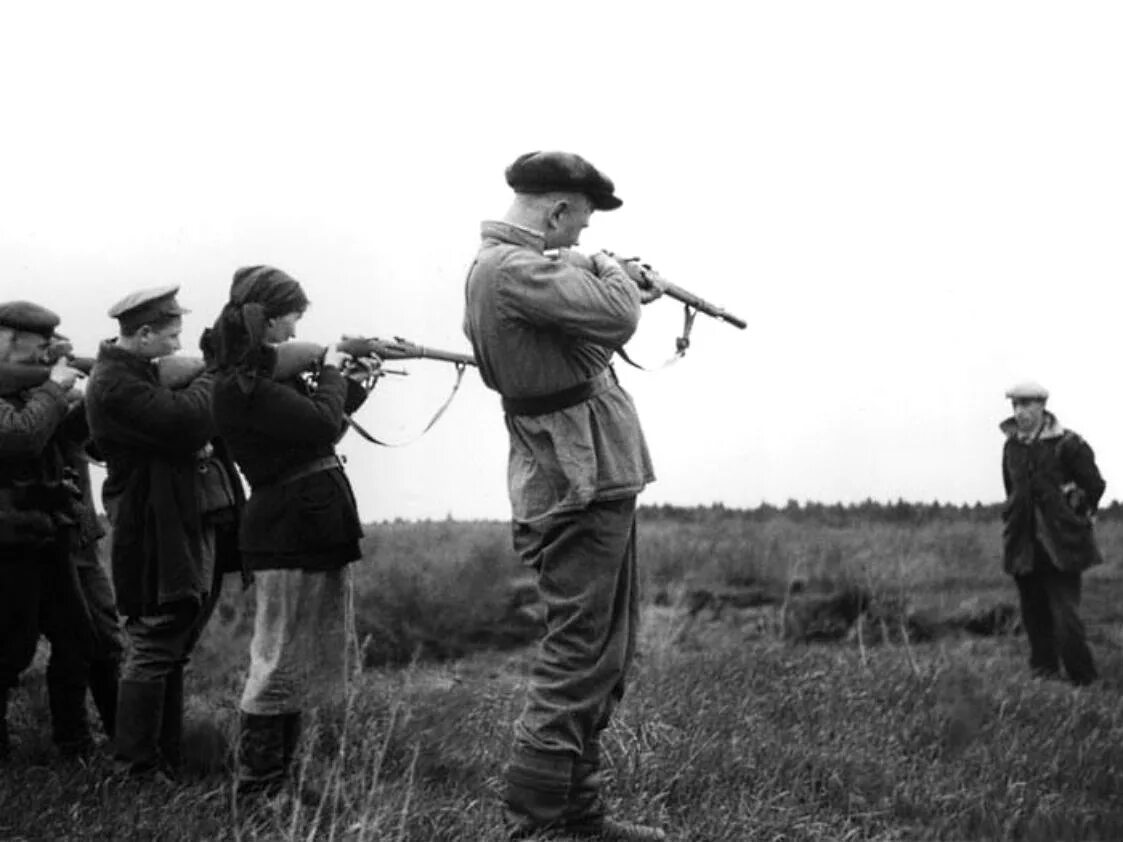 Дезертиры 1941. Расстрелы репрессированных в ссср. немцы расстреливают партизан в 1941-1945. расстрелы партизаны 1941-1945.
