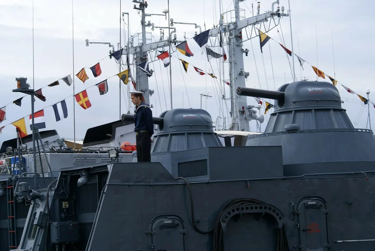 Ракетный катер р-2 чувашия. Международный военно морской салон 2009. Мрк 12411. Мрк чувашия балтийск. Ракетный катер 1241 р-49.