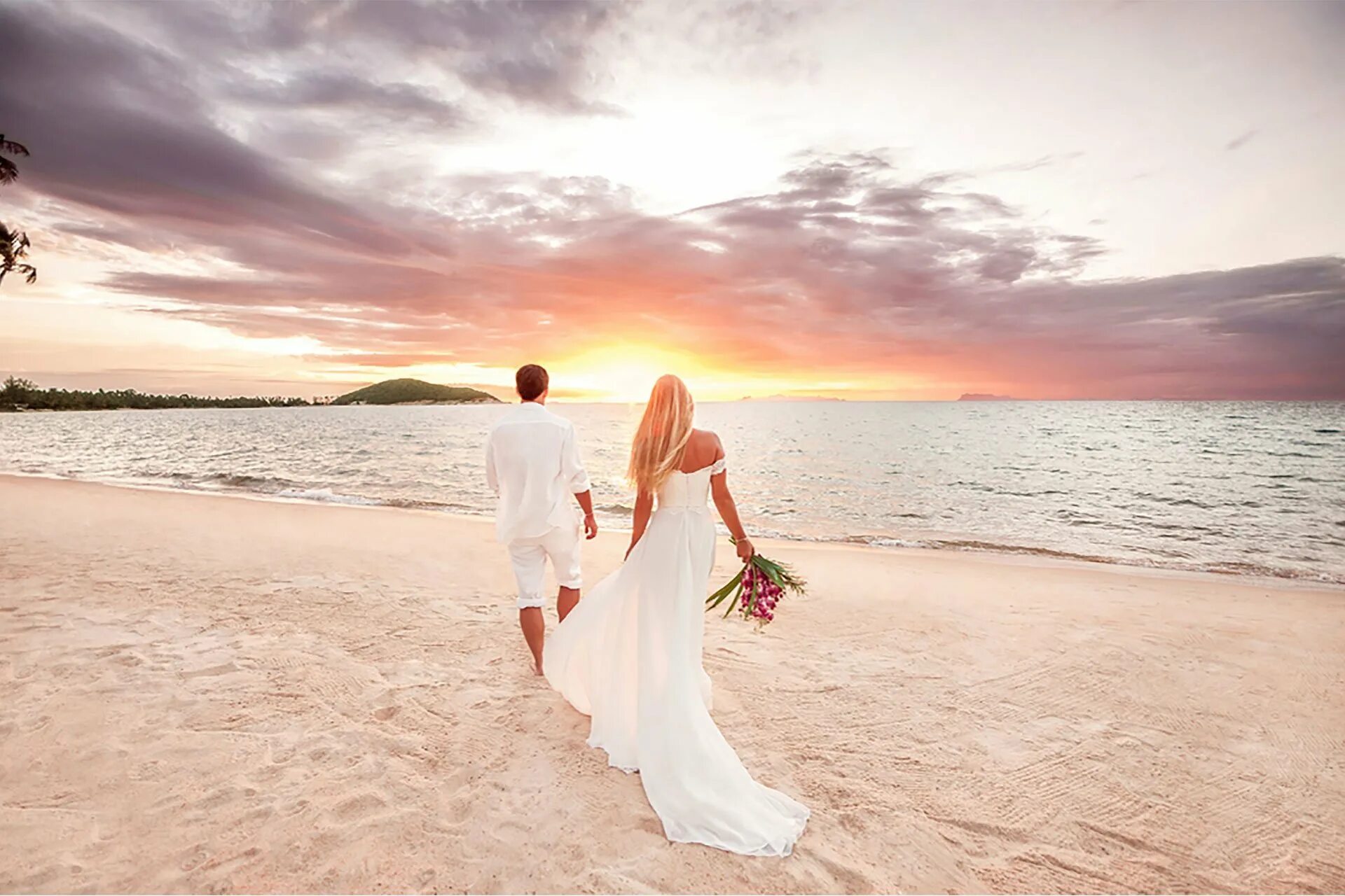 Тема церемонии. Свадьба на море. Невеста на берегу моря. Свадьба у океана. Красивая свадьба у океана.