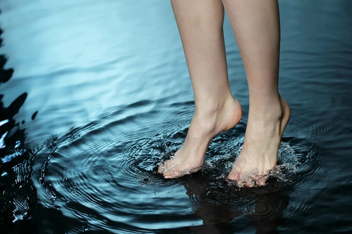 Холодной воде ноги опускаем в. Ноги в воде. босые ноги в воде. ступни в воде. ноги в воде эстетика.