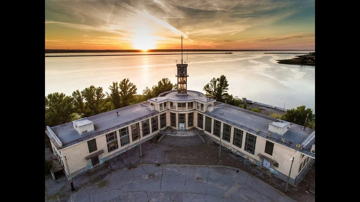Волжский речной порт. Заброшенный речпорт волжский. волжский заброшенный речвокзал заброшенный. порт города волжского.