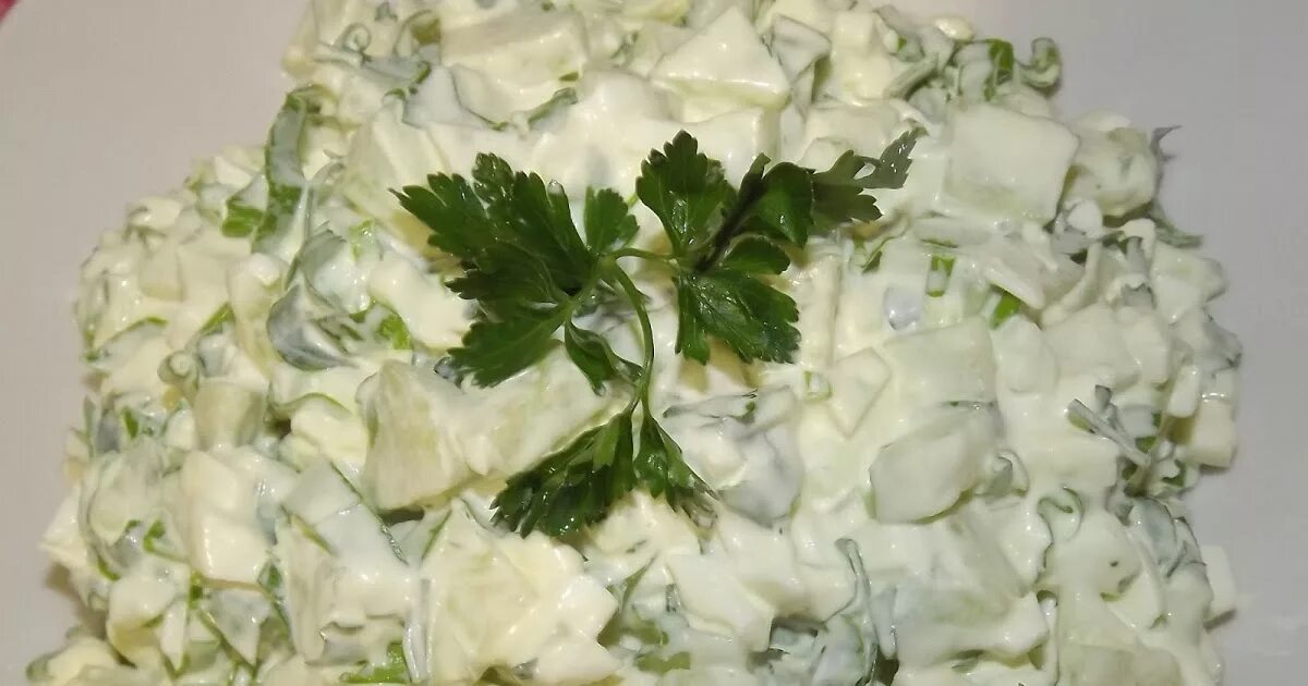 Салат с черемшой и яйцами. Салат из огурца и яйца. Салат весенний с черемшой. Салат с черемшой и яйцами и огурцами и майонезом. Черемша блюдо.