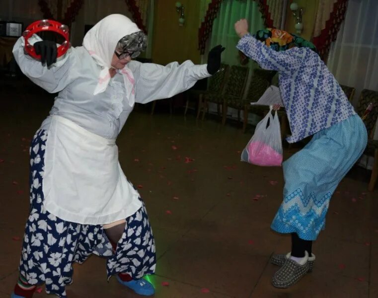 Где бабка танцует. Бабушка танцует. Две бабушки танцуют. Танцующие бабки. Старушки на дискотеке.