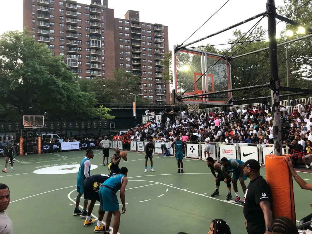 Стритбол 2 2. Ракер парк в Нью-Йорке. Rucker Park Basketball. Нью Йорк гетто баскетбол. Баскетбольная площадка.