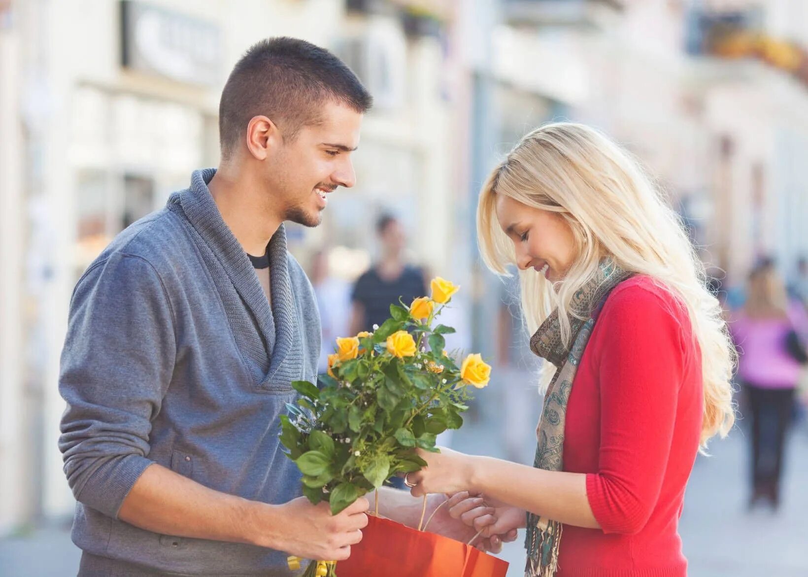 Meet couple. Букет для мужчины. Мужчина дарит цветы. Встреча мужчины и женщины. Мужчина дарит цветы женщине.