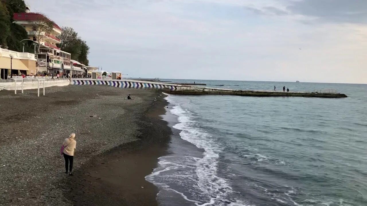 Вода в сочи в октябре. Море в Сочи в октябре. Черное море октябрь Сочи. Сочи в начале октября. Море в Сочи в начале октября.