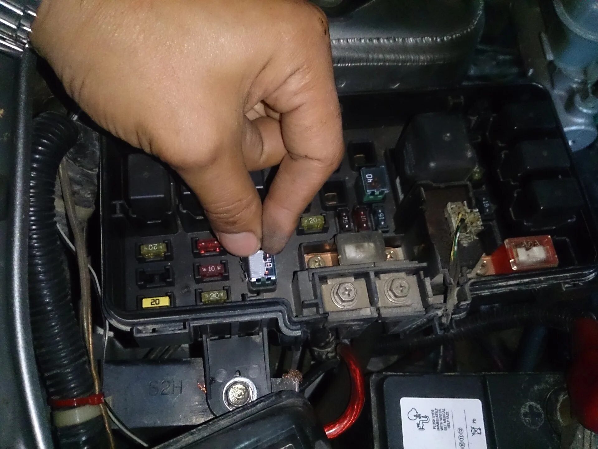 Провода от штатной камеры vw jetta 6. Крепление сидений ниссан альмера g15. Крепление багажника ниссан тино размер. Реле бензонасоса 2112. Провода доп помпы е39.