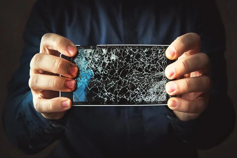 Человек со смартфоном. Девушка с разбитым телефоном. Мужчина разбил телефон. Девушка с разбитым телефоном в руках. Разбил телефон.