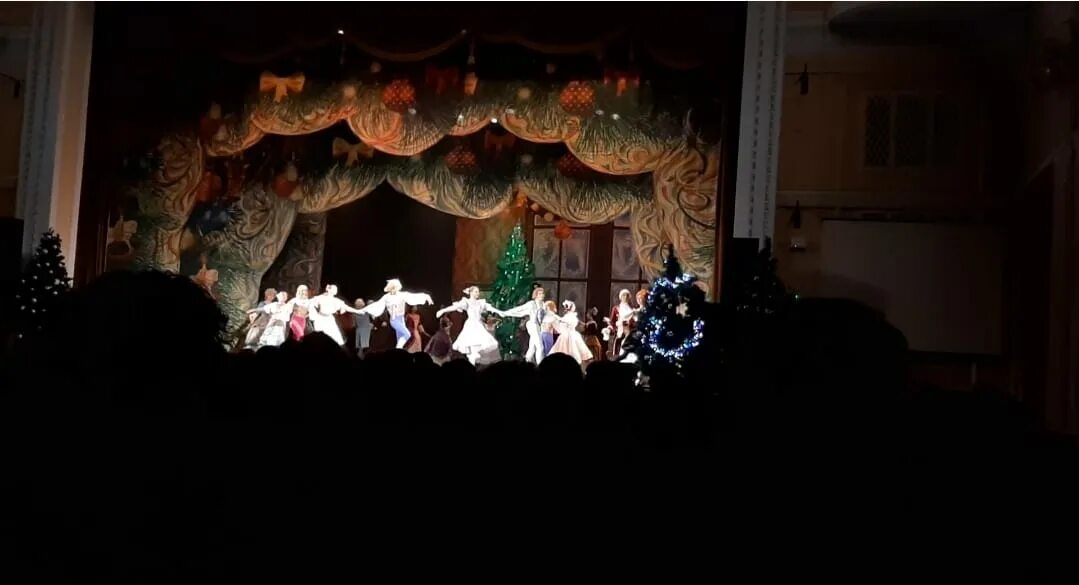 Дом офицеров новогодние праздники. Окружной дом офицеров, новый год. Елка в доме офицеров. Дом офицеров новый год. Елка в доме офицеров свердловск.