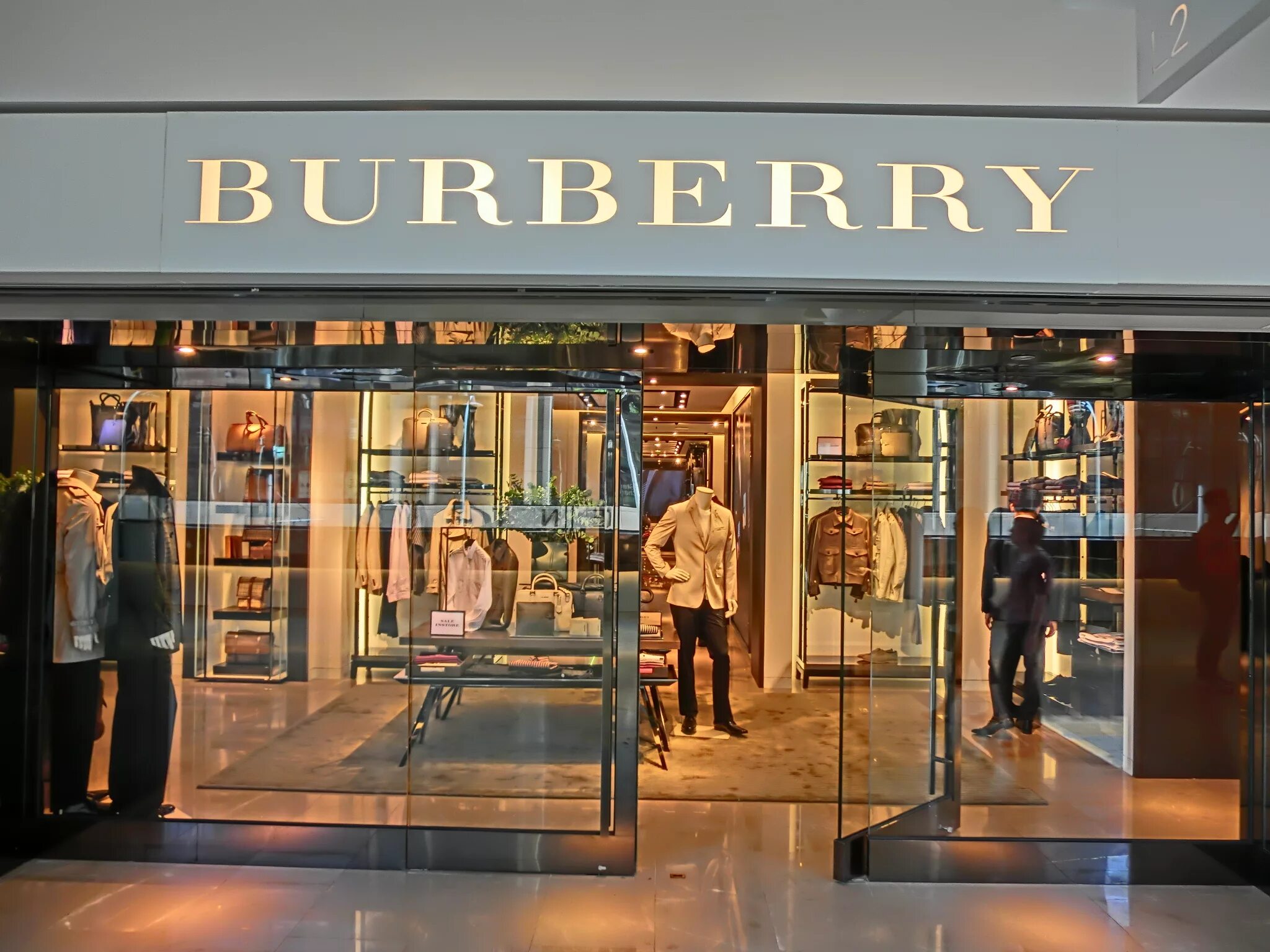 Burberry магазин. . Барбери Барбери бренд-бутик. Бербери бутик Барбери в Лондоне. Burberry brand Store 2022. Burberry brand Store.