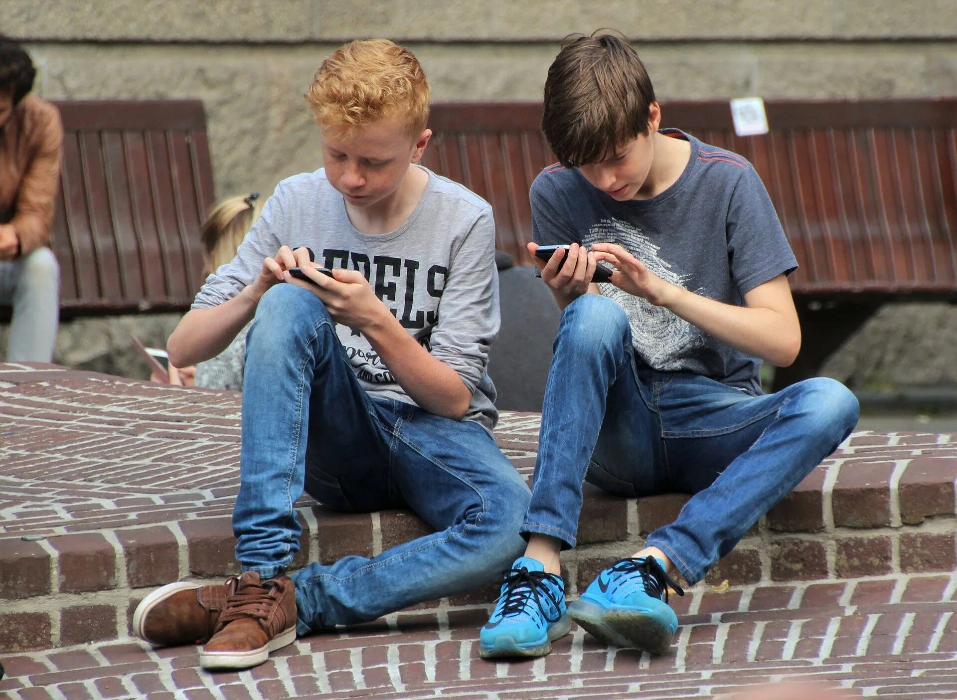 Современная молодежь. Подросток. Подросток со смартфоном. Подросток за телефоном. Трудный подросток в классе