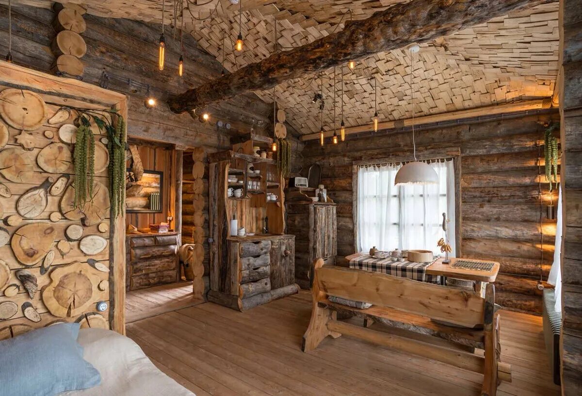 Потолок из необрезной доски. Баня в рустикальном стиле. Иван бережняк рустикальный стиль. Стена из горбыля. Отделка парной необрезной доской.