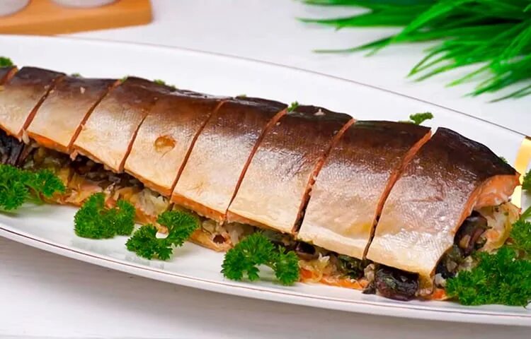 Форель фаршированная грибами. Фаршированная рыба горбуша. Горбуша фаршированная скумбрией. Фаршированная рыба горбуша. Запеченная горбуша фаршированная грибами.
