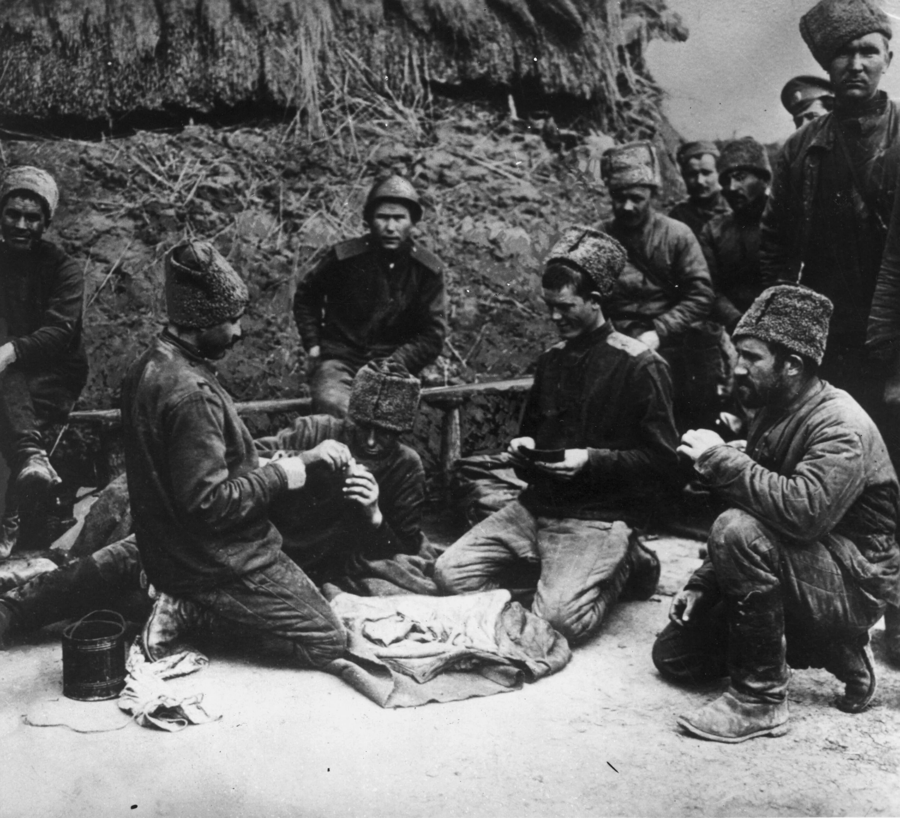 Плен советских солдат в 1941. Где российские военнопленные. Лагеря военнопленных в 1941. Пленные красноармейцы лето 1941. Лагеря военнопленных в 1941.