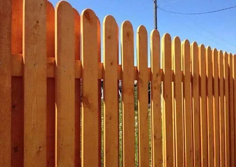 Купить забор в омске. Деревянный штакетник 2м обрезной (ширина - 90мм). Ограждение из штакетника деревянного. Забор из штакетника деревянного. Забор штакетник деревянный.