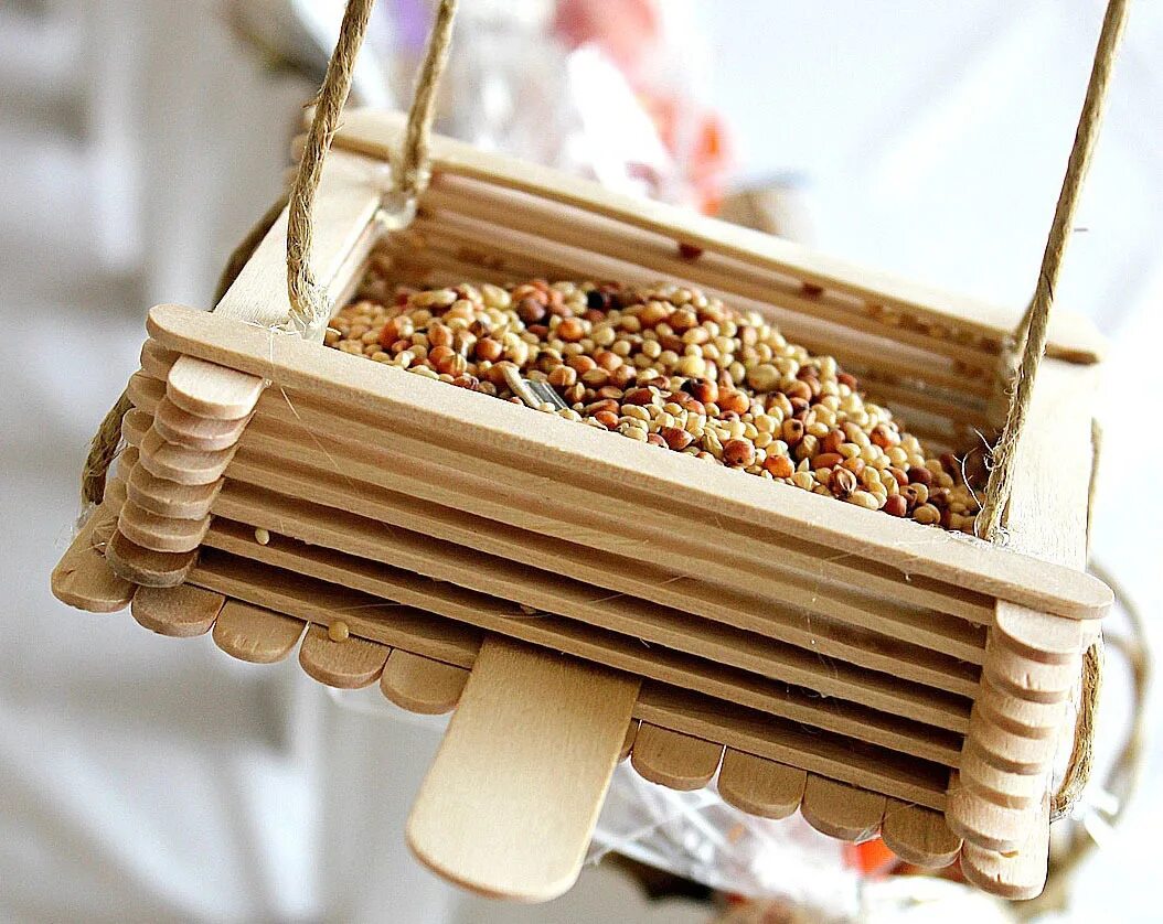 кормушка для птиц из шпателей. кормушка из деревянных палочек. кормушка для птиц из палочек для мороженого. кормушка для птиц из палочек для мороженого. самые красивые кормушки для птиц.