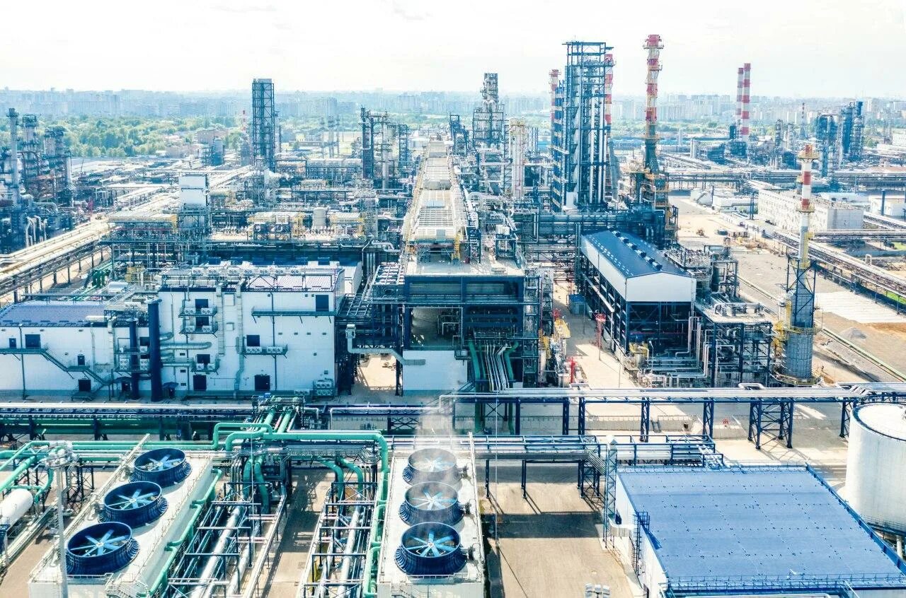 Самый крупный нефтеперерабатывающий завод. Капотня завод мнпз. нефтеперерабатывающий завод в капотне. мозырский нпз завод.