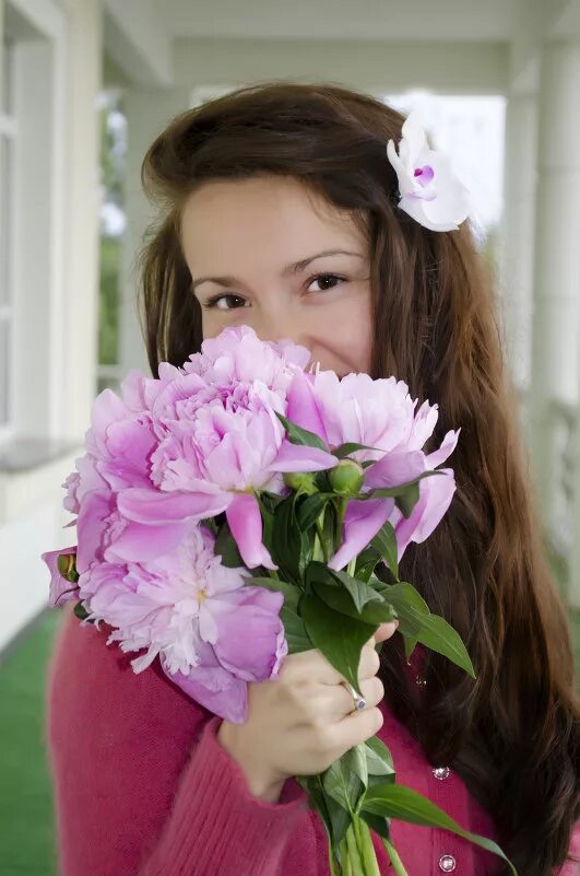 фотосессия с пионами. женщина с букетом пионов. фотосессия с пионами. девушка с пионом. девушка с пионом.