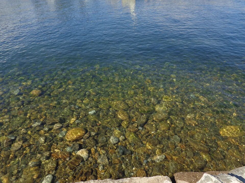 Воды байкала чисты и прозрачны. Прозрачная вода. Ппрощрачность воды Байкао. Байкал прозрачность воды. Байкал чистота воды.