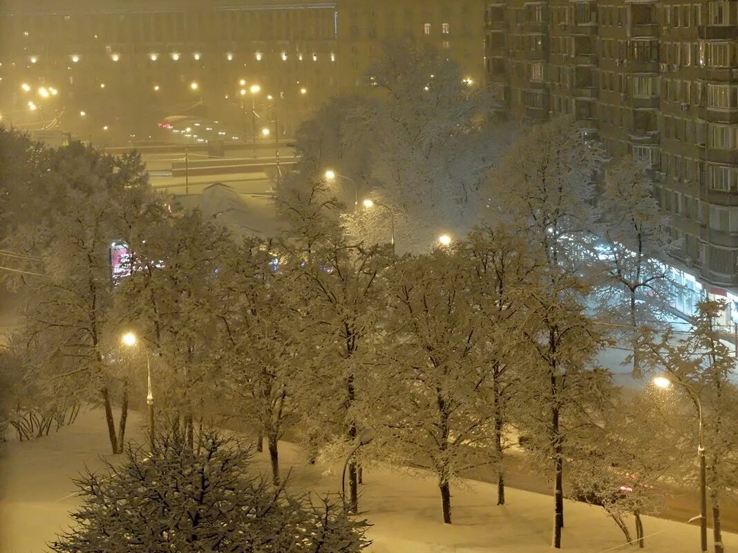 Окнами идет снег