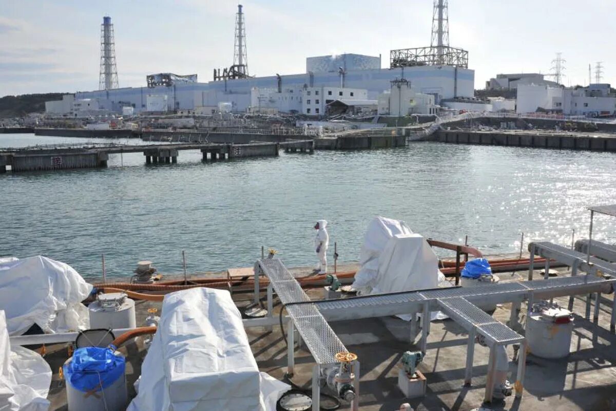 Сброс вод фукусима. Фотографии АЭС Фукусима 1. Порт Фукусима. АЭС Фукусима ЦУНАМИ. Фукусима авария.