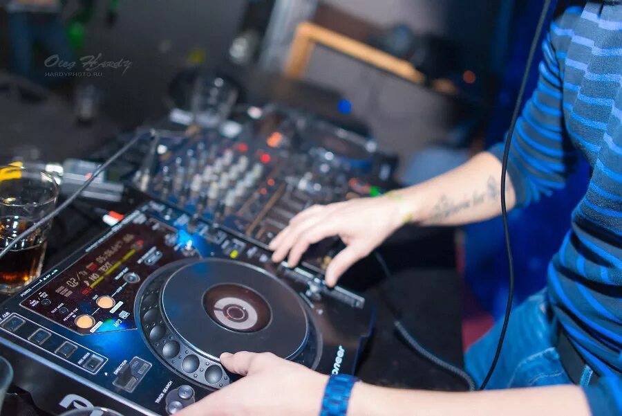 диджей ди-шарп. D. диджей sneg. P. P.