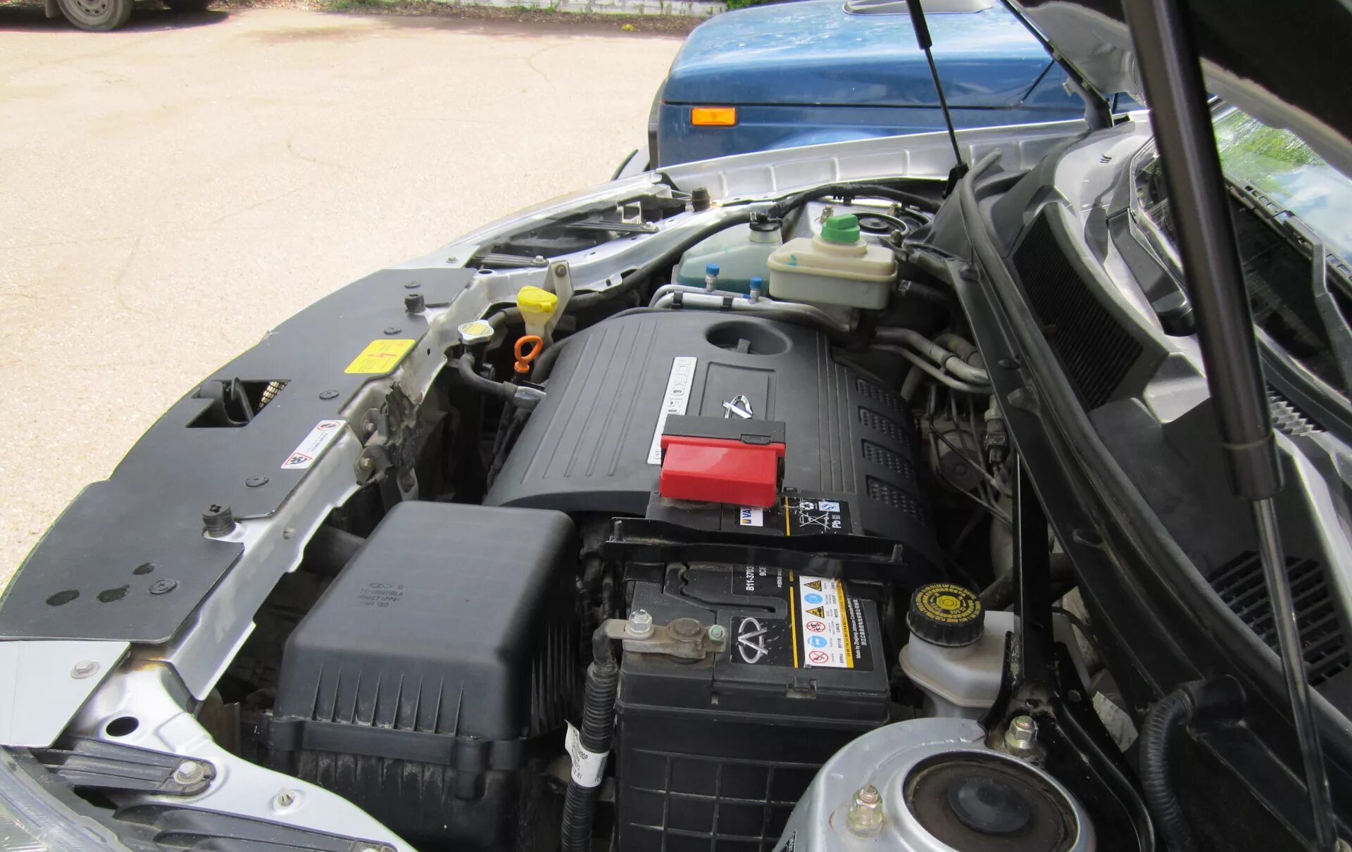 Двигатель автомобиля чери. Chery Tiggo t11 под капотом. Chery Tiggo 8 под капотом. Tiggo 4 под капотом. Чери Тигго 2013 под капотом.