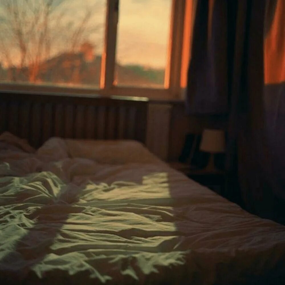 Солнце в комнате. Раннее утро в комнате. свет из окна в комнате. солнечное утро в комнате. кровать в утренней комнате.